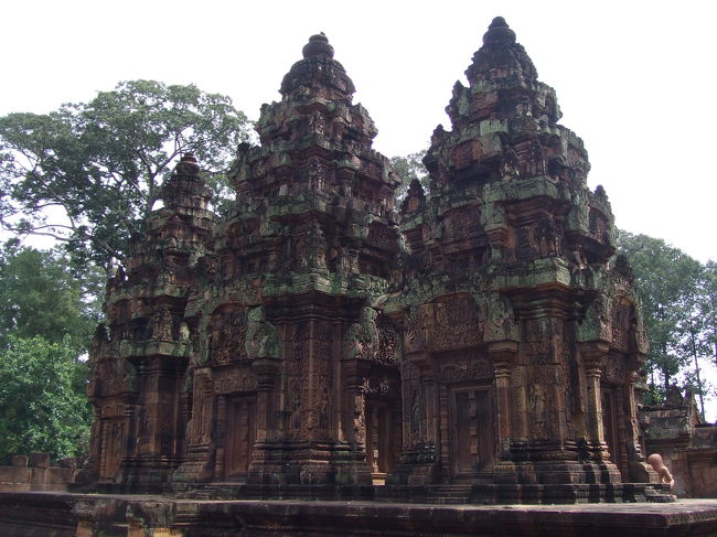 周囲にロープがはられていて、近くで見ることが出来ず、デヴァター(東洋のモナリザ)は小さくしか見えませんでした。<br />望遠レンズ付きのカメラとかでないと撮影も厳しいかな。残念。。。