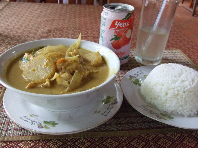 バンテアイ･スレイの目の前の店で、少し買い物をしてから(熱心なおばちゃんに負けて笑)お昼ご飯を食べました。<br />ライチジュースとカレーです〜♪<br />野菜がたくさん入ってて、とてもお腹いっぱいになりました！