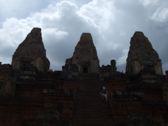 次はバンテアイ・スレイから、大回りコースへ。<br />向う途中、突然雨が降り出してしまい、道端の民家の軒先で雨宿りさせてもらいました。<br />皆さん、お昼時でご飯の途中だというのに椅子まで出してくださってとても優しい方々でした（´∀｀）<br /><br />これはプレ・ループかな。