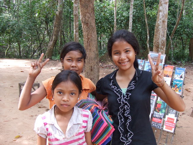 子供たちが物売りをしていました。<br />とても笑顔がカワイイ子達です♪<br />右側の子からショールを一枚買ったんだけど、どれが私に似合うかな？って選んでもらったら、エメラルドグリーンのさわやかなのをチョイスしてくれました（＾0＾）♪<br /><br />大体ドコの遺跡でもこんな子達がいました。<br />ブレスレット、笛、絵葉書、ショールといった物を売っています。<br />ほぼ１つ１＄ってカンジで。