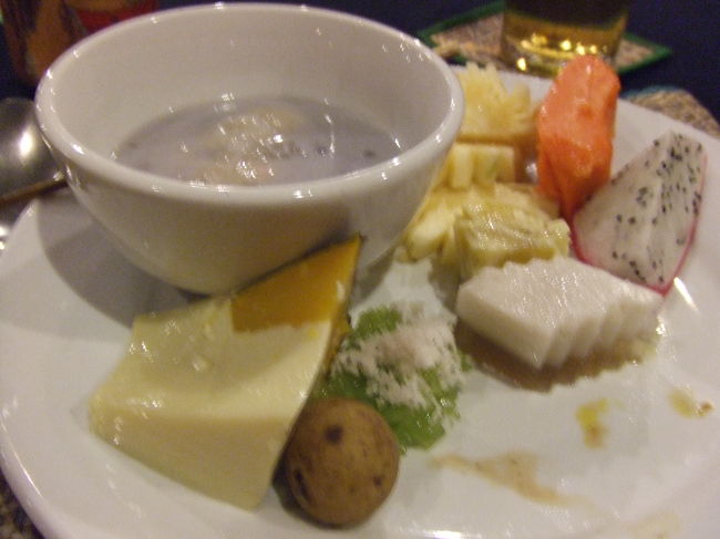 大回りコースから帰ってきて、またシャワーを浴びました。<br />この日は夕方からアプサラショーを見に、ジャスミンアンコールレストランへ。<br />久しぶりに化粧してみました(笑)<br />席に座って最初にドリンクを注文したら、食べ物はビュッフェ形式で食べ放題でした。<br />いろんな物がありましたね〜。<br />これは締めのスイーツ盛り合わせ♪<br />ご飯は写真とり忘れました。。