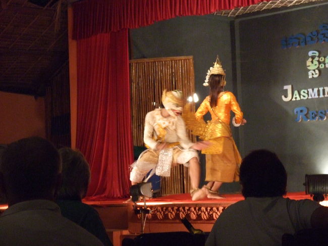 お腹もいっぱいになった頃に、ショーが始まりました。<br />内容は何個かに分かれてて、みんな若い踊り子さんたちが踊っていました。<br />とてもキレイでした。<br />ショーが終わった頃に、チュンが迎えにきてくれました。<br />この後マッサージへ。<br />全身マッサージ(というか整体!?)をバキバキと１時間やってもらって、G.H.へ戻りました。<br />でも気持ちよかったっす〜♪