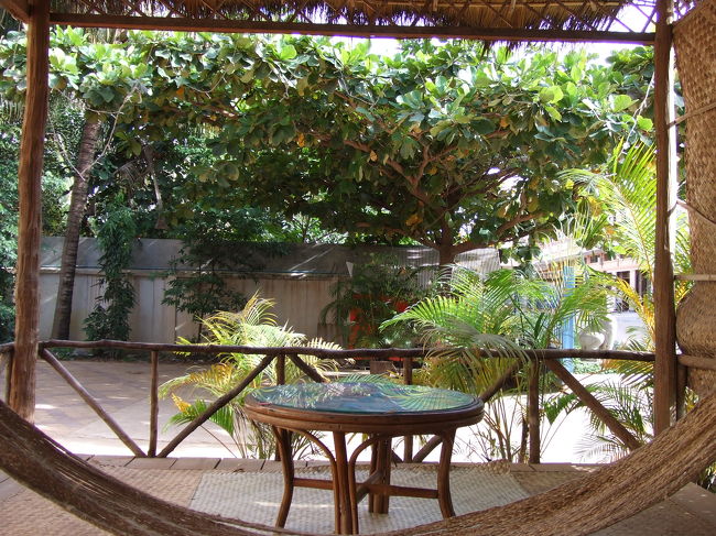G.H.のテラスです。<br />ハンモックに寝ると、気持ちいいんです☆<br />ヒマそうに座ってたりすると、誰かしらG.H.のスタッフが声をかけてくれました。<br />何人かは日本語を勉強中だそうで、なかなか上手に話していました。<br />カンボジアのこと、遺跡のこと、いろんな話をしてくれるのでとても面白いです♪