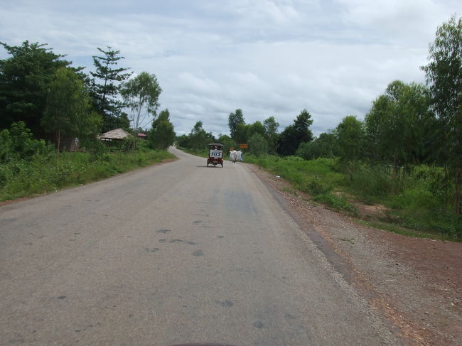 今日は、ベンメリアへ。<br />ここも結構遠かったです。<br />前のほうにＨＩＳのトゥクトゥクを発見！ <br />バイタクは眺めがよくて涼しくて、とてもお気に入りになりました♪<br />遺跡から遺跡への移動中は、いろんな景色が見れて楽しいです。