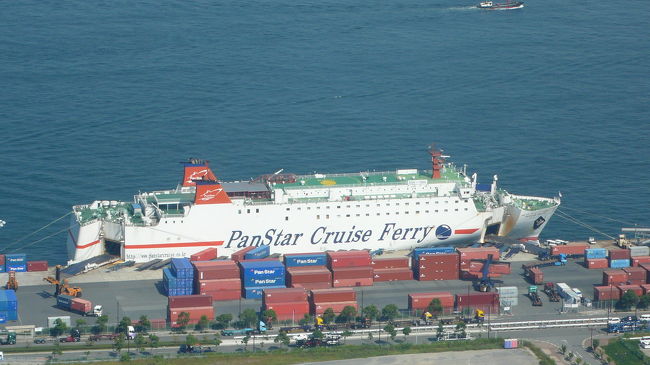 パンスタードリーム号の全景です。<br />総トン数　２１５３５トン<br />全　長　　１６０メートル<br />全　幅　　２５メートル<br />定　員　　６８１名<br />この船は、元の「さんふらわーくろしお号」です。<br />当時のトン数は、９７２３トン、大きく改造した訳では有りません。<br />国内のフェリーは、車載部分をトン数に数えません。<br />何故なら、軽いと税金・岸壁使用料等々が安くなるからです。<br />