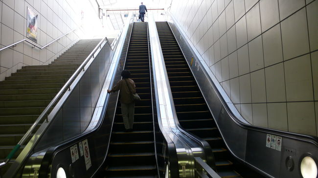 地下一階から地上へのエスカレーターです。