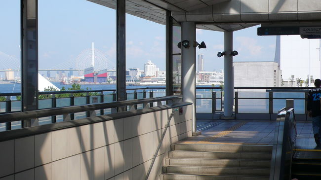 エスカレーターで地上に出ると、すぐそばが海です。<br />「海遊館」が見えています。