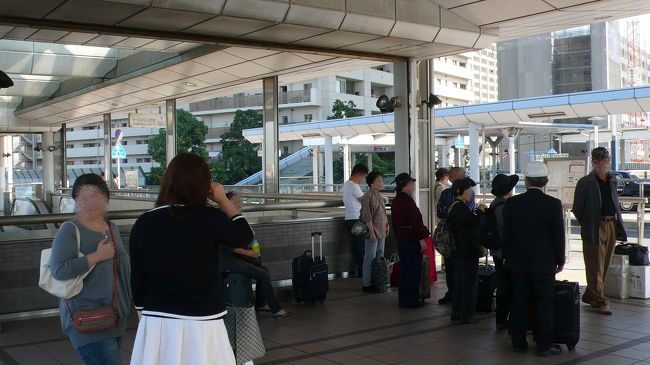 バス出発時刻が近づいてくると、ボチボチと乗船客が集まってきました。