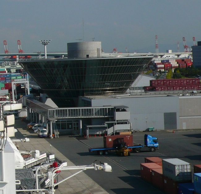 大阪港国際ターミナルビルの全景です。<br />この写真は船上から撮影したものです。