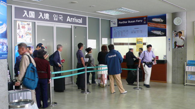 ターミナル内チェックインカウンターです。<br />１３時から受付が始まりますので、パスポートと乗船引換証を提出して、チケットと交換します。<br />港湾施設利用料６００円と燃油サーチャージ２０００円合計２６００円を現金で支払います。