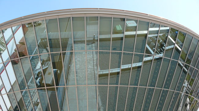 ３階屋外からガラス張りの建物を写してみました。<br />