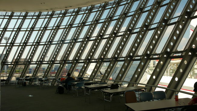 乗船券引き換えが完了したので、建物３階に上がりましたが、机椅子が少々と自販機が数台で、後は何も無し。<br />屋外に出られるので、周辺が見えます。