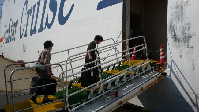 重い荷物を持ったまま乗船です。<br />設備が整っていないため、大きなトランク等は持っていかない方が良いのではないでしょうか。