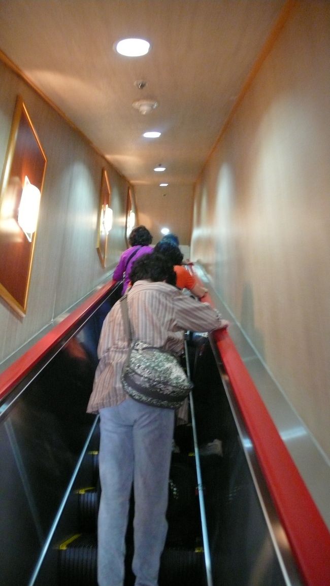 改造されてエスカレーターが有りました。<br />以前は階段だったそうで、大変だったとの事です。<br />写真が縦長で記事欄が余るので追記。<br /><br />この旅行のコースは<br />１日目　大阪１５：１０発パンスタードリーム号で<br />２日目　釜山１０：００着　バスで市内観光　<br />　　　　　釜山１５：００着　<br />　　　　　釜山１８：００発パンスターハニー号で　　　　　　　　　　　　　３泊４日のクルーズへ<br />３日目　莞島（ワンド）０９：００着　韓国ドラマ<br />　　　　　「海神」ロケ地見物<br />　　　　　莞島からフェリーで<br />　　　　　青山島(チョンサンド）へ<br />　　　　　「春のワルツ」のロケ地見物<br />　　　　　青山島からフェリーで莞島へ　<br />　　　　　パンスターハニー号で莞島１８：００発<br />４日目　済州島０９：００着　バスで「オールイン」<br />　　　　　「太王四神記」のロケ地見物<br />　　　　　済州島１８：００発〜<br />５日目　釜山０９：００着　<br />　　ここで３泊４日のクルーズ終了<br />　　　　　その後バスで市内観光　港１４：００着<br />　　　　　釜山１５：１０発〜パンスターサニー号<br />６日目　大阪港１０：００着　<br />