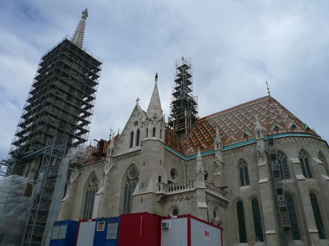 土曜日は午後からだってことを<br />忘れて朝からブダの丘に来てしまいました。<br />お空もどんよりしているし、<br />午後にもう一度来ることにしよう。