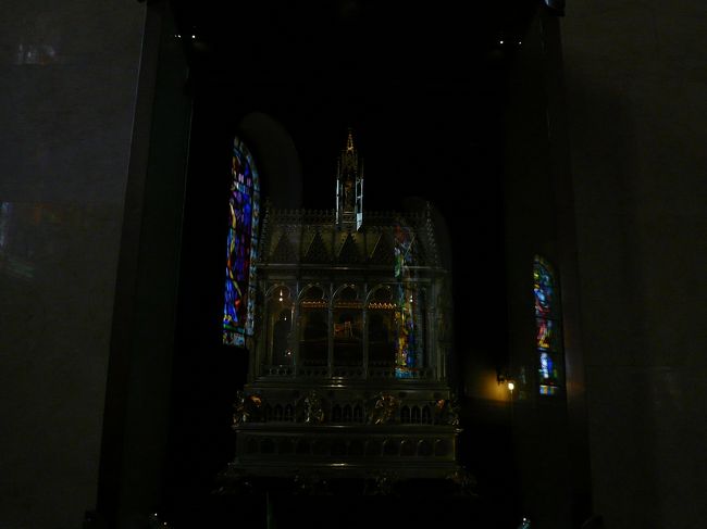 聖なる右手のミイラ<br />お金を入れるとライトアップされる。<br />ちょうど入れてくれた人がいました。<br />ハンガリーの初の国王の右手らしい。<br />