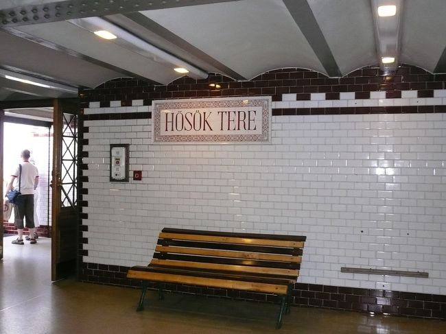 地下鉄に乗ることにしました。<br />ここはあまり地下ではなく地上から近い。<br />そして駅はこんなにかわいい。<br />タイルの壁。