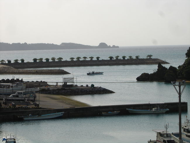 お世話になったダイブショップ併設のホテルは目の前が港でした。<br />写真はナイトダイブに向かう人たちか？