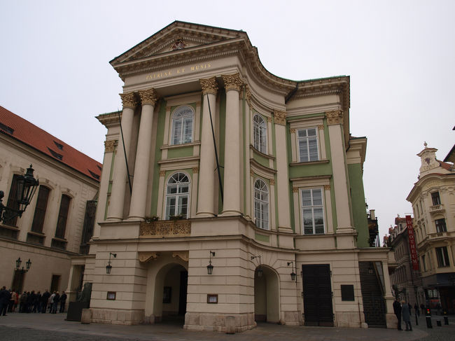 ホテルから５分くらいのところにあるエステート劇場。プラハではモーツアルト劇場と呼ばれているそうで、ドン・ジョバンニが初演されたそうです。アマデウスのロケ地にもなったとのこと。