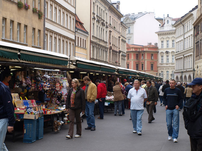 エステート劇場から少し行ったところにあるハヴェル市場。民芸品やお菓子、フルーツなどを売っています。特別に安い感じはありませんでした。