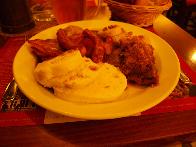 チェコ料理盛り合わせ。これで一通り食べられましたが、非常に量がありました。<br />ローストポークが特においしかったです。