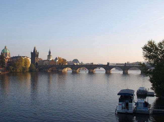 夕方になり、またカレル橋へ戻ってきました。