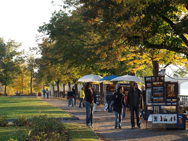川沿いにも露店が出ていました