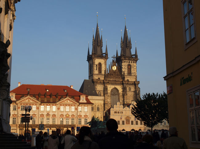 なかなか暗くならないので、旧市街広場へ戻ってきました。ティーン教会