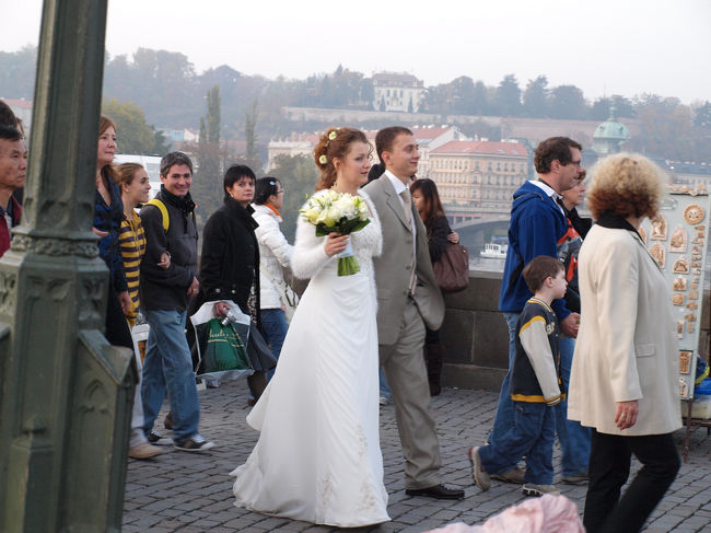 結婚式でしょうか？カレル橋をわたっていました。