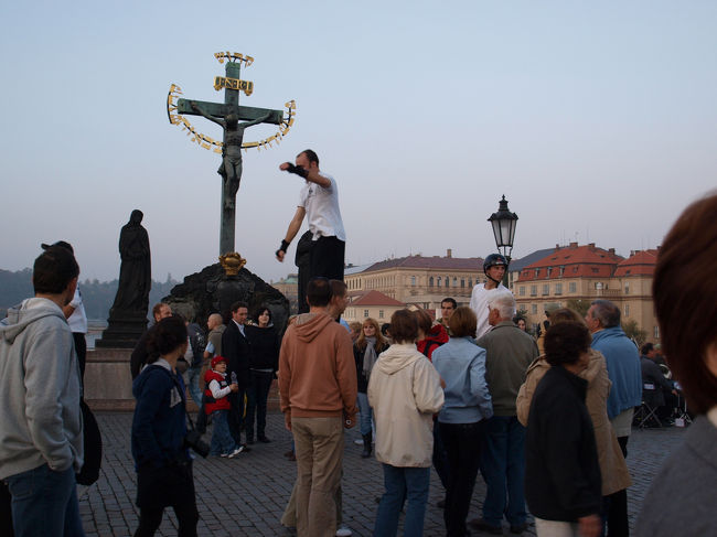 絵描きやら大道芸人が日が暮れるにつれて増えてきました。
