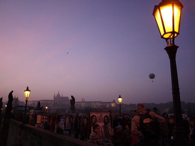 街燈に明かりがともり始めました。<br />