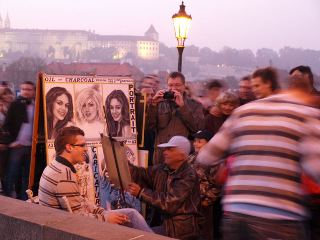 絵を描く人、描かれる人、描いているところを見ている人。そしてそれを撮影する自分