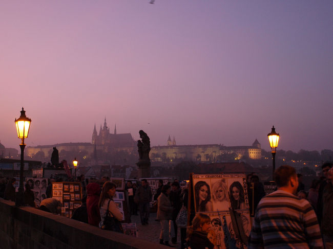 ライトアップされたプラハ城が浮かび上がり、日暮れの素晴らしい色合いです。