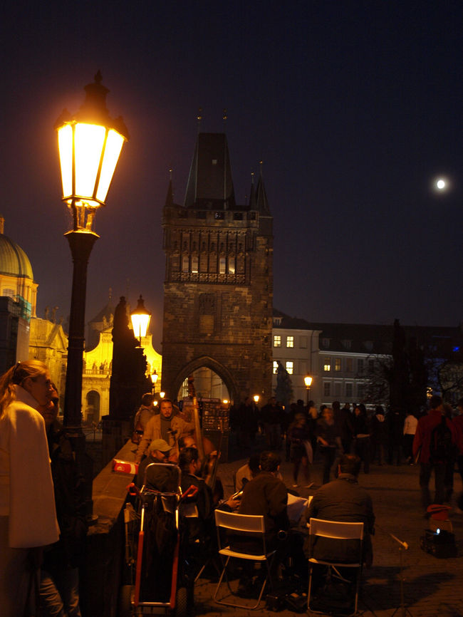 ちょうど月も出てきました