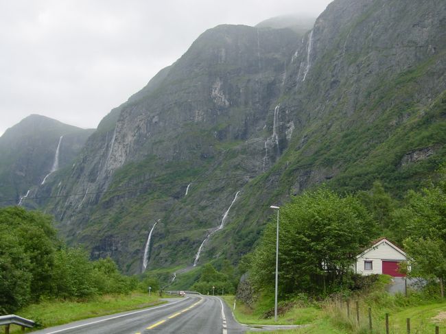 湧き水がどんどん大きな滝になり、湾に流れ込んでいます。