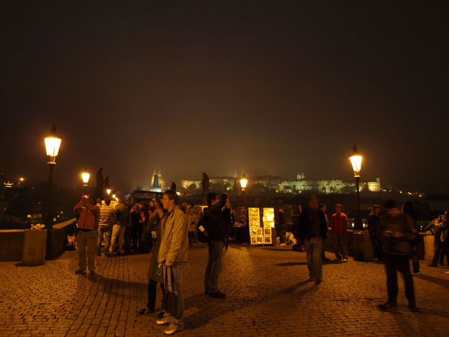 すっかり日が暮れ、プラハ城がはっきりと見えてきました。