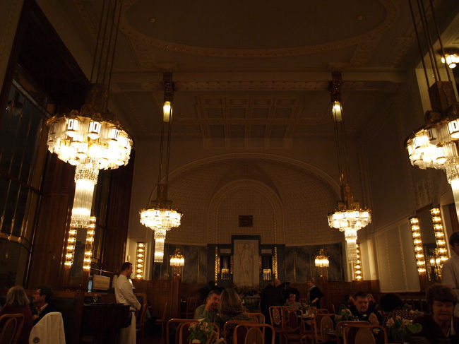 市民会館の中のカフェでケーキとカフェオレをいただきました。