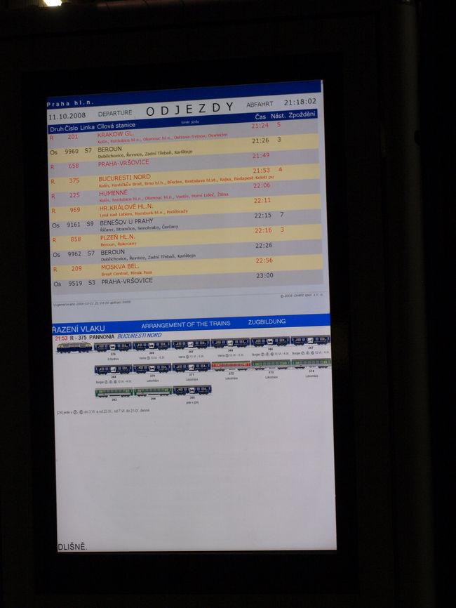 預かってもらっていた荷物をホテルへ取りに行き、21:53分プラハ本駅発の夜行列車でブダペストへ。<br />駅では液晶モニターに車両一覧が表示されていました。