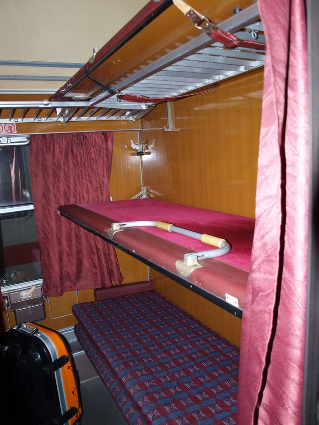 3段ベッド6人部屋の2等簡易寝台です。<br />あまり混んでいなく、2人だけでした。<br />もう一人の方も途中で下車されました。