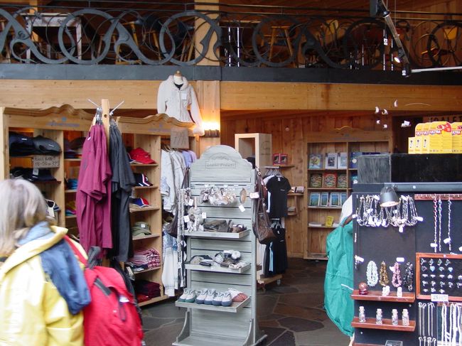 建物は、みやげ物やとフェリー場のものでした。