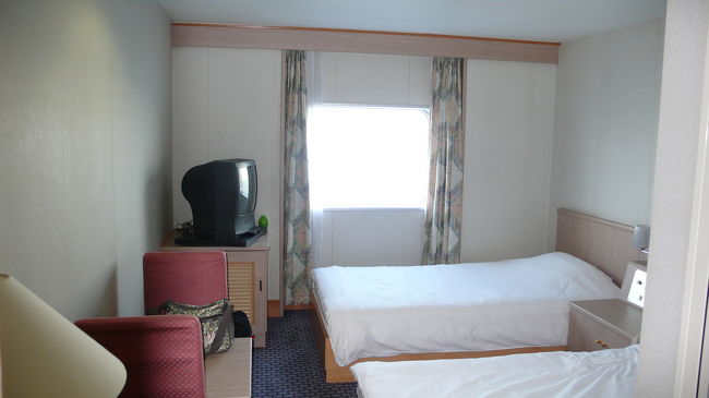 入り口から見た客室です。<br />ベランダは有りません。<br />窓は汚いので、窓越しの写真は無理です。<br />