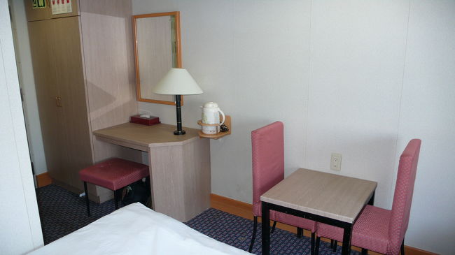 簡単な椅子･机、サイドテーブル・湯沸しポット。<br />洋服タンス内に、救命胴着が有ります。<br />ハンガーは少ないです。