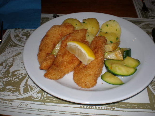 お魚のフライでした。じゃがいもが美味しかった