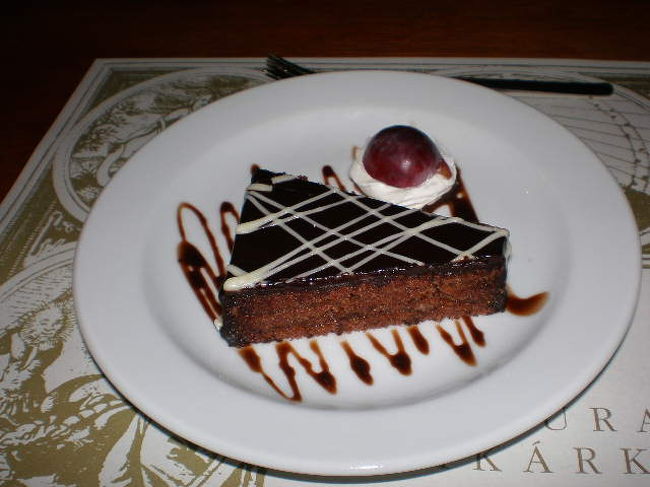 ザッハトルテかと思ったら、プラムケーキでした<br />ものすんごく甘〜い