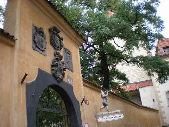 プラハ城のトイレの入り口。かわいい飾り