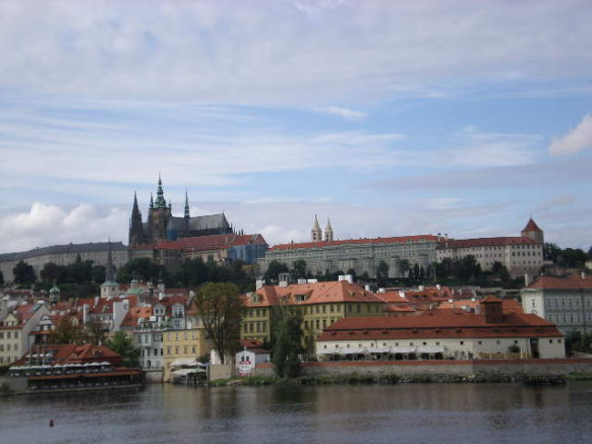 カレル橋は工事中。川を挟んでプラハ城を望む