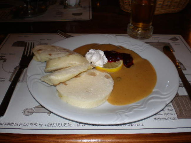 夕食はクネドリーキ（チェコ風蒸しパン）味は・・・ムムム。蒸しパンと思えば美味しい