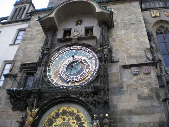 からくり時計だということでひたすら待つ。ひとだかりもものすごく場所確保が大変。上の窓二つが開いてなかで聖人さん達が動いていました、骸骨の手が動いて鐘を鳴らしているらしいのですがあまりに遠く確認できません