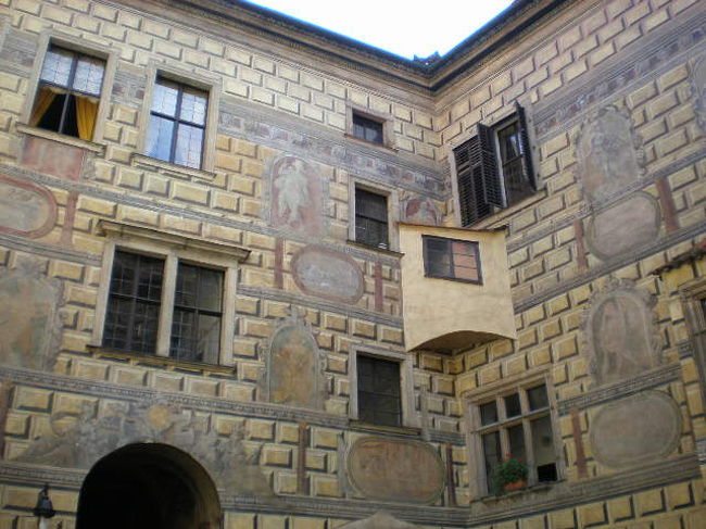 城の中庭。壁がところどころ騙し絵。ほんとの窓と・・・