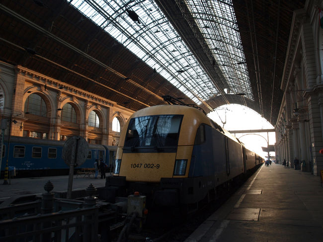 ブダペストの東駅に到着。<br />朝7時過ぎということもあり、駅の荷物預かり所へスーツケースを預けて市内へ。